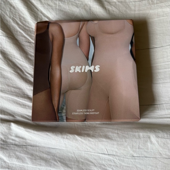 SKIMS SHAPEWEAR SEAMLESS SCULPT STRAPLESS THONG BODYSUIT BEIGE S - Picture 1 of 5